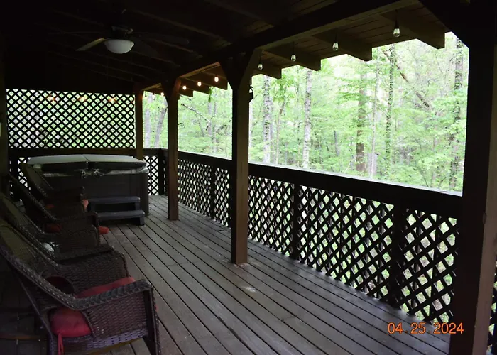 2 Miles To Parkway, Hot Tub, Pool Table, Air Hockey, Fire Pit!