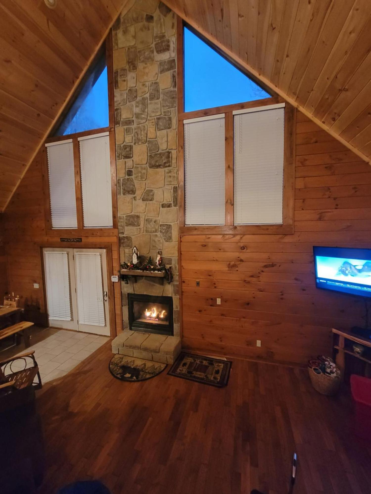 2 Miles To Parkway, Hot Tub, Pool Table, Air Hockey, Fire Pit! Holiday home Pigeon Forge